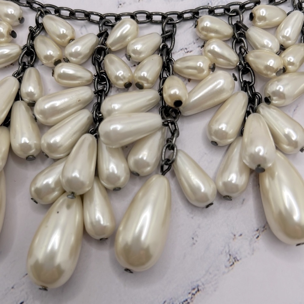 Vintage Faux Pearl & Gunmetal Necklace. - Picture 3 of 10